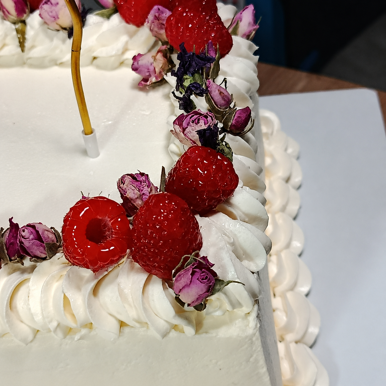 LONG CAKE LAMPONI E FIORI EDULI