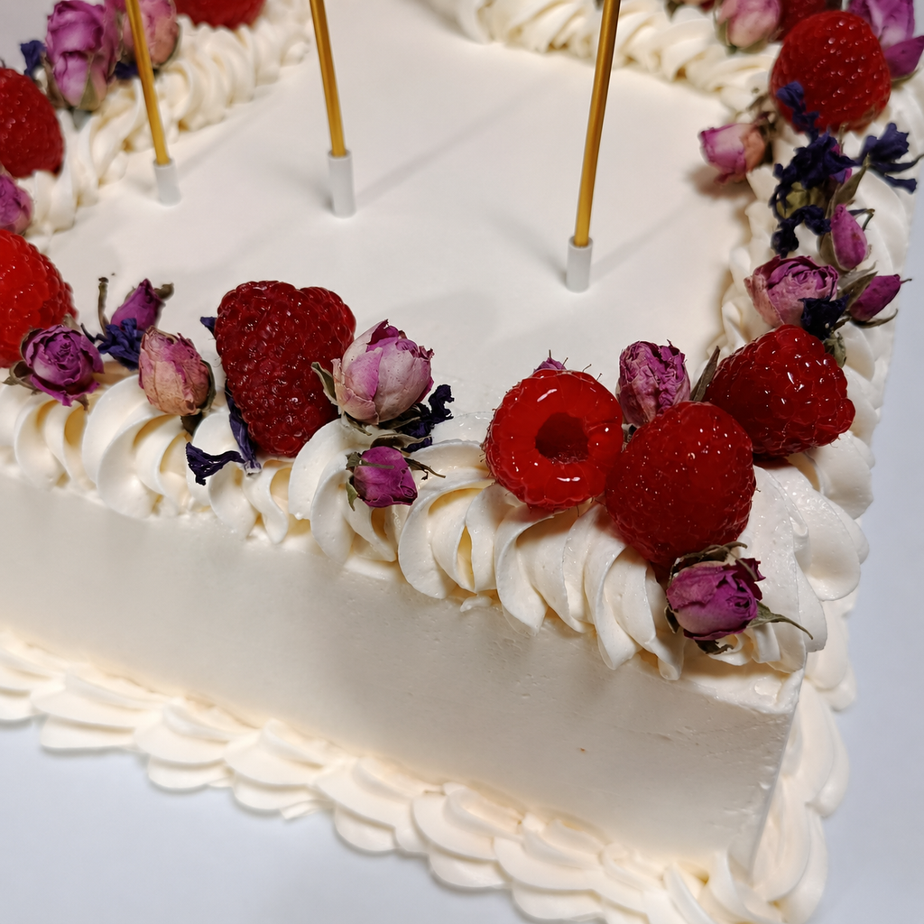 LONG CAKE LAMPONI E FIORI EDULI